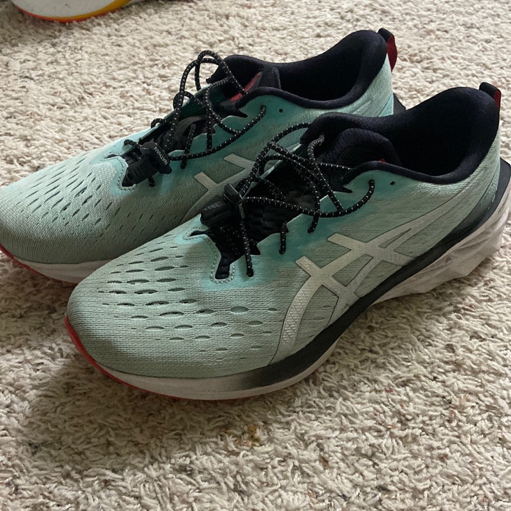 ASICS Novablast 2